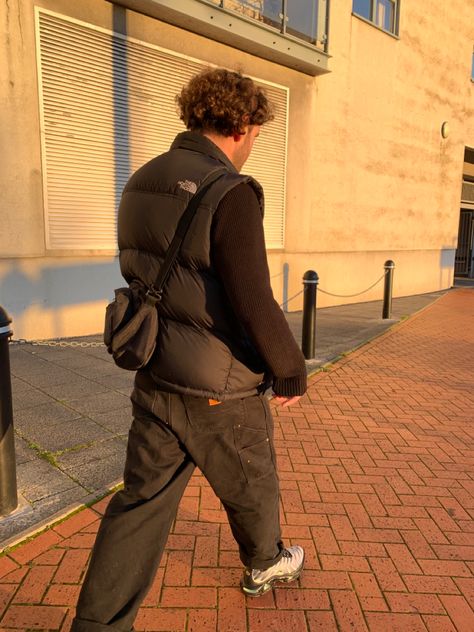 Mens Streetwear fit. All black fit. Nike tns. North face puffer. Carhartt @aledgeorge on instagram The North Face Outfits Street Styles, Nike Tns, All Black Fit, North Face Outfits, North Face Puffer Jacket, North Face Vest, Streetwear Fits, Street Style Outfits Men, Inspo Board