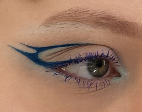 Blue Liner Looks, Blue Under Eyeliner, Blue Liner Makeup, Blue Graphic Eyeliner, Blue Graphic Liner, Uv Makeup, Pure Makeup, Makeup Ojos, Eyeliner Designs