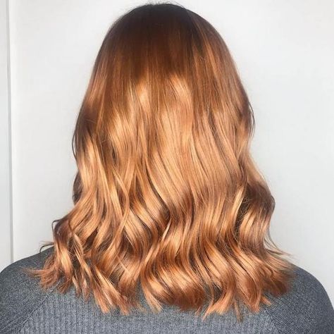 10 Strawberry Blonde Hair Ideas & Formulas | Wella Professionals Highlights To Red Hair, Wella Strawberry Blonde, Red Hair Subtle, Strawberry Blonde Formula, Red Hair Highlights, Blonde Formulas, Dark Strawberry Blonde Hair, Peach Hair Colors, Dark Strawberry Blonde