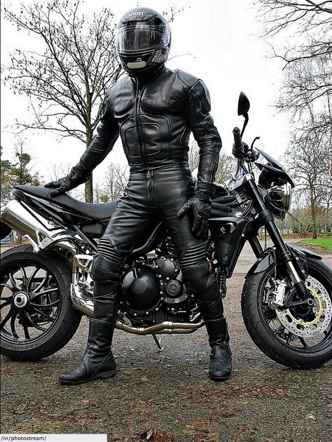 Motorcycle Gear Mens, Motorcycle Suits Men, Motorcycle Leathers Suit, Motorcycle Guy, Leather Fashion Men, Hot Biker Guys, Bike Leathers, Mens Leather Clothing, Biker Aesthetic