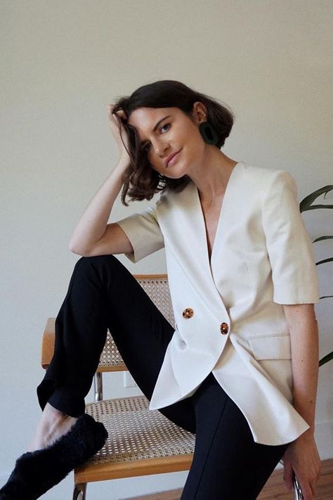 Short Sleeve Blazer Outfit, Blazer Short Sleeve, Linen Dress Pattern, Short Blazer, Summer Blazer, Parisian Chic Style, Ladies Blouse Designs, Workwear Fashion, Summer Jacket