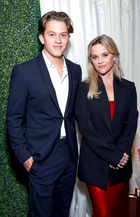 Reese Witherspoon and son Deacon Phillippe Deacon Reese Phillippe, Deacon Phillippe, Mother And Son, Reese Witherspoon, Handsome Actors, Smash Cake, Beautiful Style, Occasion Wear