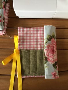 Oggi Emilia ci regala un tutorial fotografico per realizzare un astuccio di stoffa Quilted Table Runners, Smoothie Drinks, Sewing Kit, Sewing Bag, Sewing Hacks, Pencil Case, Diy And Crafts, Sewing Projects, Arts And Crafts