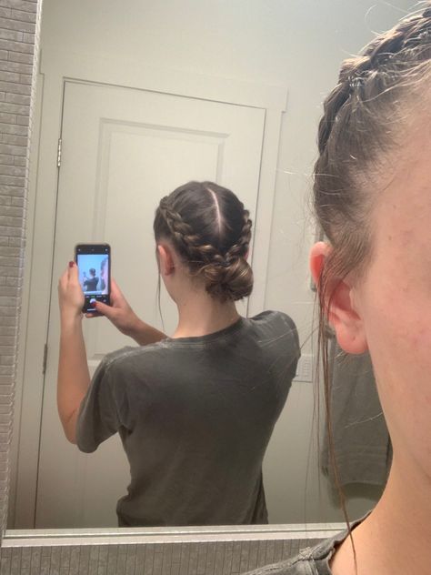 braided hair into a bun for school or sports Gymnastics Meet Hair, Tennis Hairstyles, Soccer Hairstyles, Soccer Hair, Volleyball Hair, Track Hairstyles, Basketball Hairstyles, Competition Hair, Gymnastics Hair