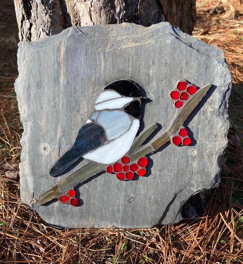 Small Mosaic Ideas, Mosaic Ornaments, Bird Mosaic, Mosaic Art Diy, Mosaic Rocks, Mosaic Animals, Mosaic Garden Art, Mosaic Birds, Fused Glass Artwork