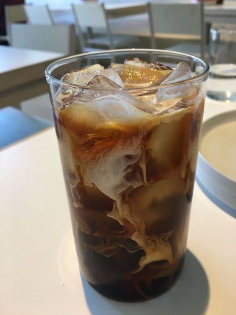 Coffee Obsession, Läcker Mat, Cold Coffee, Aesthetic Coffee, Food Goals, Coffee Cafe, Coffee Love, Cafe Food, Coffee Addict