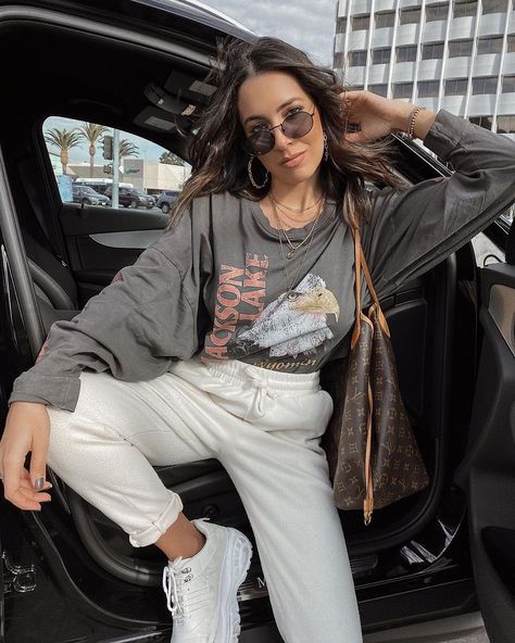 Long Road Trip Outfit, Road Trip Outfit Summer, Outfits Summer Women, Spring Outfits College, Chunky Sneakers Outfit, Trip Outfit Summer, Sporty Summer Outfits, Bus Journey, Sporty Summer