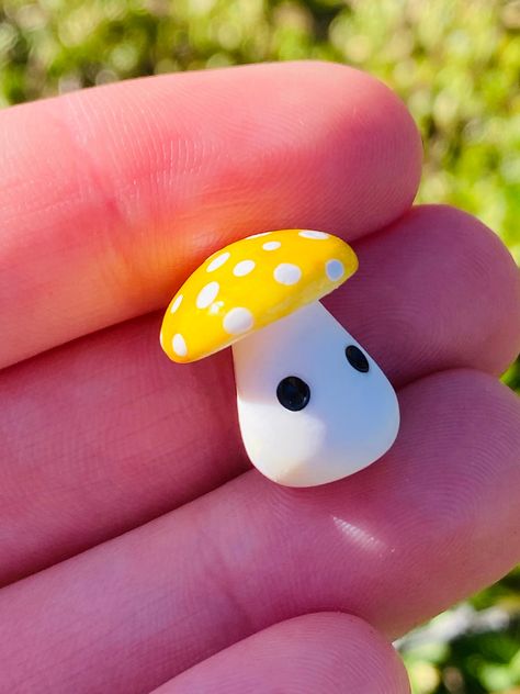 Cute Clay Statues, Small Cute Ceramic Ideas, Modeling Clay Ideas Halloween, Crafts To Do With Nature, Clay Forest Scene, Desk Clay Decor, Small Clay Mushroom, Clay Crafts Decor, Clay Showpiece Diy