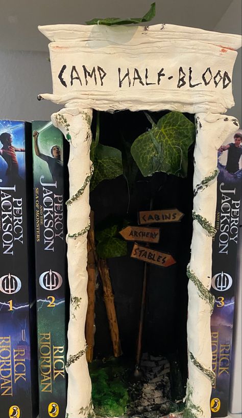 Book Nooks Aesthetic, Book Nooks Percy Jackson, Percy Jackson Booknook, Nook Book Diy, Velaris Book Nook, Cute Book Nook Ideas, Bookshelf Book Nook, Book Things Diy, Hunger Games Book Nook