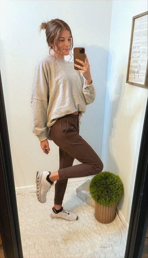 Dark Brown Joggers Outfit Women, Outfits With Brown Joggers, Brown Athleisure Outfit, Summer Jogger Outfits, Brown Leggings Outfit Fall, Brown Joggers Outfit Women, Fall Joggers Outfit, Brown Joggers Outfit, Brown Sweatpants Outfits