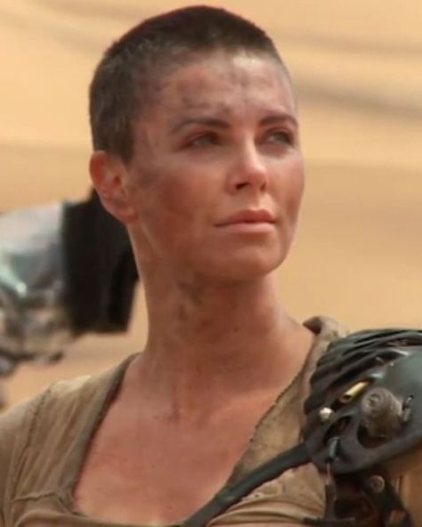 With her role as Imperator Furiosa in Mad Max, Theron proved a female action hero can kill it at the box office — no flowing hair or sparkly makeup necessary. Charlize Theron Short Hair, Crazy Stunts, Mad Max Costume, Charlize Theron Hair, Post Apocalyptic Movies, Imperator Furiosa, Sparkly Makeup, Jonah Hill, Bald Girl