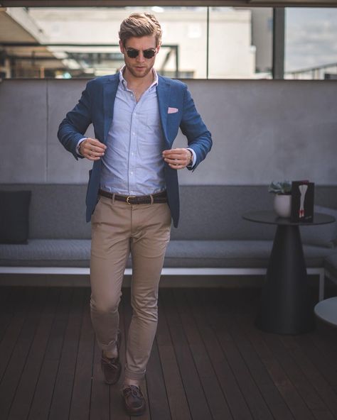 ☆ Sam Wines (@samwines_) Dandy Look, Terno Slim Fit, Elegantes Business Outfit, Stil Masculin, Gentleman Lifestyle, Blazer Outfits Men, Casual Fridays, Tan Pants, Mens Fashion Smart