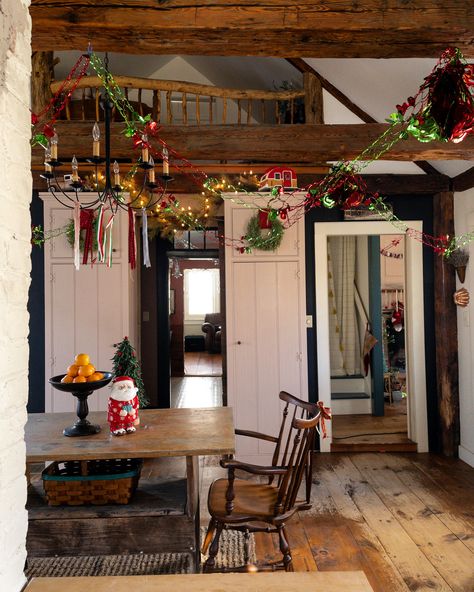 English Cottage Christmas, Cottage House Interior, Earthy Home, Cottage Christmas, Christmas Feeling, Christmas Style, Vintage Traditional, Holiday Style, Jingle All The Way