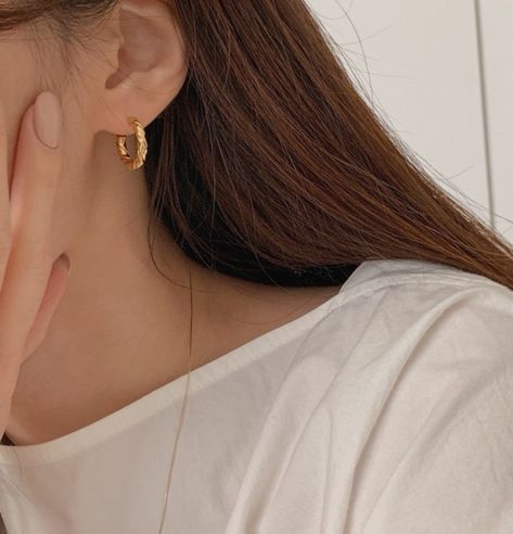 Earrings Cuffs, Korean Fashion Aesthetic, Small Earrings Gold, Minimalistic Jewelry, Korean Accessories, Earrings Aesthetic, Japon Illustration, Mini Hoop Earrings, Heart Dangle Earrings