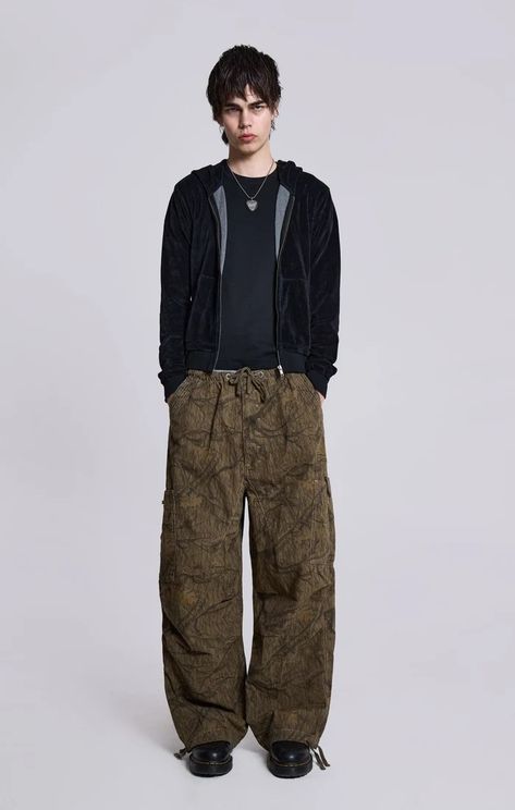 Parachute Pants Outfit, Camo Pants Outfit, Parachute Cargo Pants, Forest Clothes, Real Tree Camo, Baggy Streetwear, Parachute Pant, Parachute Cargo, Drippy Outfit