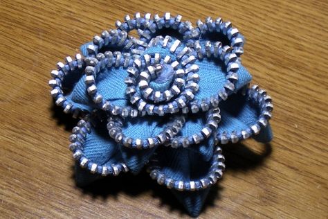 Felt Flower Tutorial, Zipper Flowers, Ribbon Flower Tutorial, Zipper Crafts, Zipper Jewelry, Keepsake Crafts, Fabric Flower Tutorial, Fabric Brooch, Making Hair Bows