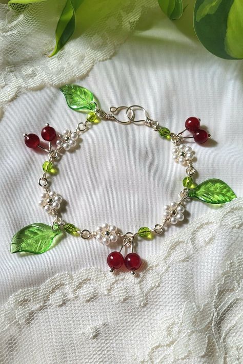 Jewelry With Wire, Cherry Blossom Bracelet, Blossom Bracelet, Cherry Necklace, Red Beaded Bracelet, Gelang Manik-manik, Green Beaded Bracelets, Diy Jewelry Unique, Pola Gelang