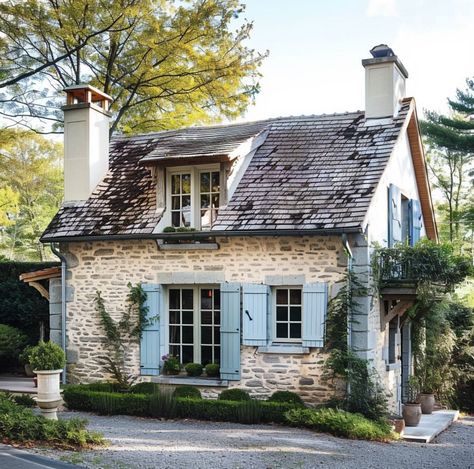 English Country Cottage Exterior, Cape House Exterior, Small English Cottage, Small House Inspiration, Cottage Tiny House, Cotswolds Cottage, English Houses, Fairytale House, Cottage Retreat