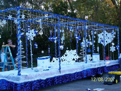 Frozen Parade Float, Winter Parade Float, Themed Trunk Or Treat Ideas, Holiday Parade Floats, Parade Float Diy, Parade Float Theme, Christmas Parade Floats, Homecoming Floats, Trunk Or Treat Ideas