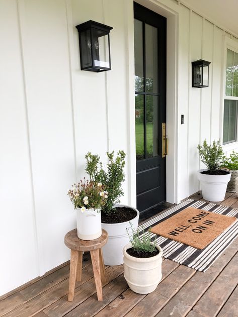 Exterior Entryway Ideas, Outdoor Entryway Decor, Front Entry Decor, Veranda Design, Light And Dwell, Outdoor Entryway, Front Porch Design, Entry Decor, Indoor Outdoor Planter