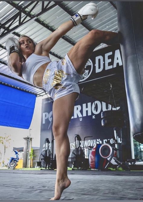 Muay Thai Women Photography, Female Martial Artist Aesthetic, Kickboxing Women Photography, Muy Thai Aesthetic, Muy Thai Women, Mauy Tai, Mma Reference, Women Fighters, Muay Thai Women