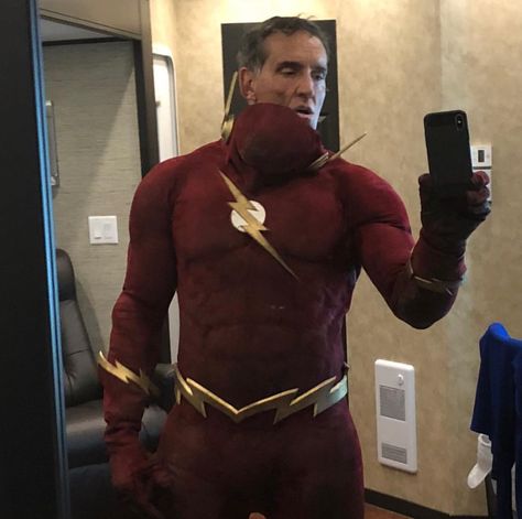 Beginning of night shoot, during, and after - HAH❗️⚡️☄️💫 Showbiz glamor #100thepisode #arrowversecrossover Jay Garrick, John Wesley Shipp, Flash Costume, Night Shoot, Flash Comics, Flash Barry Allen, Dc Rebirth, The Flash Grant Gustin, John Wesley