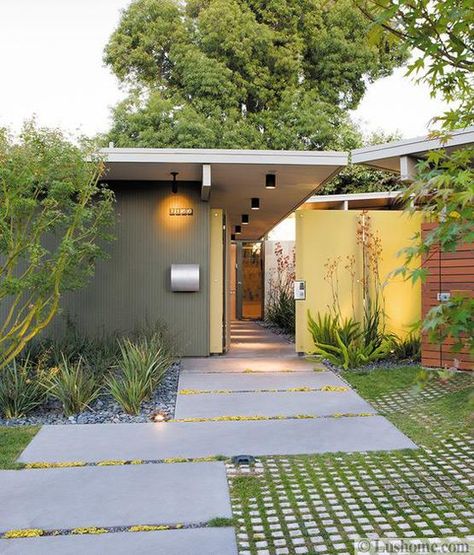 50 Concrete Walkway Ideas Adding Mid Century Modern Vibe to House Designs Modern Houses Pictures, Mid Century Landscaping, Mid Century Exterior, Eichler Homes, Creative Landscape, Modern Landscape Design, Mid Century Architecture, Design Exterior, Mid Mod