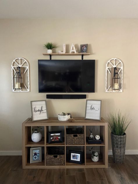 Cube Storage In Living Room, Small Tv Stand Decor, Under Tv Decor, Tv Stand Decor Living Room, Rustic Apartment Decor, Decor Around Tv, Patio Decorations, Deco Living, Shelf Decor Living Room