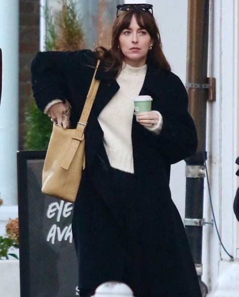 Dakota Johnson Style Casual 2024, Decota Johnson, Dakota Johnson Hair, Dakota Johnson Style, 90s Inspired Outfits, Timeless Outfits, Emma Chamberlain, Celebrity Street Style, Casual Friday