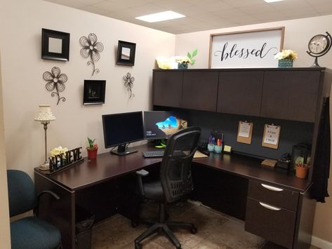 L Shape Desk Office Layout Small Spaces, L Shaped Office Desk Ideas Layout, L Shaped Desk Office Layout, Coding Office, Office Cubicle Design, Childcare Facility, Work Leadership, Work Cubicle Decor, Office Decor Organization