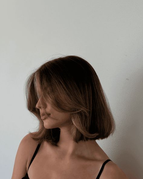 23 Perfect Summer Haircuts For 2024 Bob Framing Face, Haircut Short With Curtain Bangs, Short Hair Framing Layers, Natural Blended Balayage, Face Frame Haircut Short Hair, Hair Cut Layers Short, Layered Bob Hairstyles Curtain Bangs, Short Haircuts Above Shoulder, Layered Bob Highlights