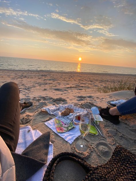 Sea Picnic, Seaside Picnic, Italian Summer, Baltic Sea, By The Sea, Cold Day, Summer Vibes, The Sea, Line Art