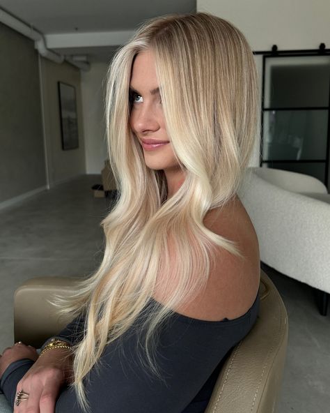 Signature Effortless Blonde - a staple technique that I am so passionate about!! Customized techniques consisting of tease lights, lowlights, root shadow, wet balayage + glossing - whole package 💌 #effortlesshair #blondeinspo #brightblonde #haireducation Blonde Root Fade, Root Balayage Blonde, Blonde With Shadow Root, Blonde Shadow Root, Effortless Blonde, Wet Balayage, October Hair, Shadow Root Blonde, Root Shadow