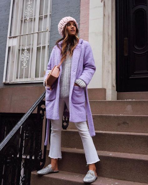 Purple Coat Outfit, Lilac Coat, White Denim Outfit, Lavender Outfit, How To Wear White Jeans, Mode Purple, Purple Coat, Purple Outfits, Coat Outfits