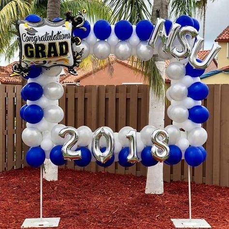 White And Blue Graduation Decor Ideas #ballons #whiteblueballons ★ Graduation is so soon, and it means that it is time to look through graduation party decoration ideas. Check out our simple, DIY, outdoor and other decoration ideas! ★ #graduationdecorations #graduation #decorations Graduation Party Decoration Ideas, Boys High School Graduation Party, Graduation Party Pictures, Decoration Creche, High School Graduation Party Decorations, Backyard Graduation Party, Outdoor Graduation Parties, Outdoor Graduation, Boy Graduation