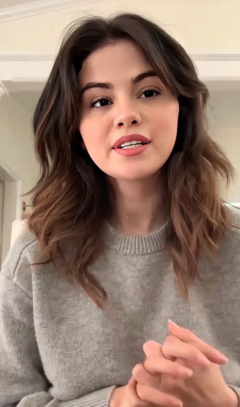 Selena Gomez Short Hair, Chubby Face Haircuts, Selena Gomez Hair, Short Hair Cuts For Round Faces, Fesyen Rambut, Haircut Inspiration, Round Face Haircuts, Hair Stylies, Haircuts For Medium Hair