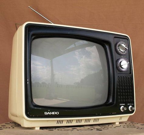 1970's small tv Radio Antigua, Portable Tv, White Tv, Vintage Television, Television Set, Tv Set, Tv Sets, First Tv, Vintage Tv