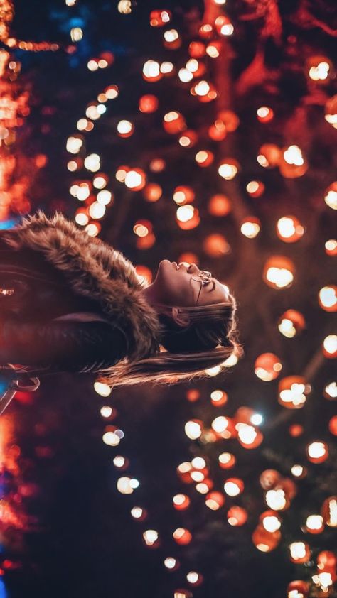 Night Christmas Photoshoot, Winter Lights Photoshoot, Street Lights Photoshoot, Christmas Light Portraits, Outdoor Christmas Lights Photoshoot, Night Photo Shoot Ideas, Christmas Lights Poses, Christmas Portraits Woman, Fairy Lights Photoshoot