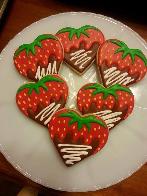 Heart Cookies Decorated, Summer Sugar Cookies, Heart Shaped Sugar Cookies, Strawberry Sugar Cookies, Valentine Cookies Decorated, Strawberry Sugar, Heart Sugar Cookie, Cute Chocolate, Valentine Sugar Cookies