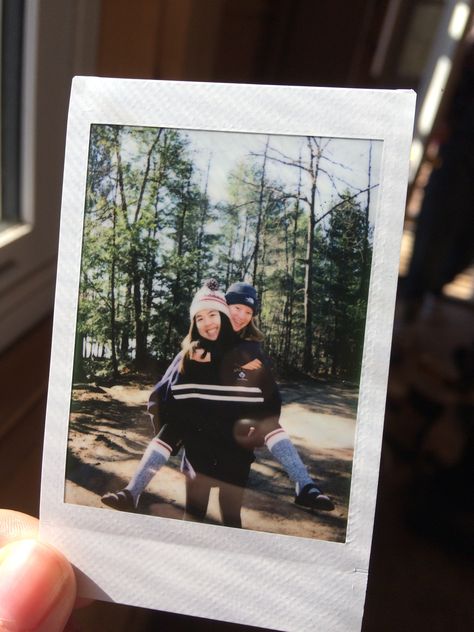 Travel Instax Photos, Instax Picture Ideas, Polaroid Photo Ideas, Polaroid Poses, Polaroid Pictures Ideas, Polaroid Camera Ideas, Couple Polaroid, Polaroid Camera Pictures, Instax Mini Ideas