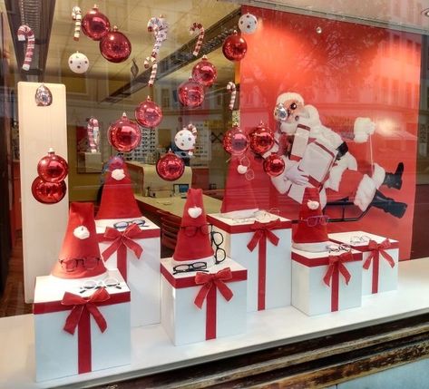 Christmas Window Display Retail, Christmas Store Displays, Christmas Shop Displays, Glam Minimalist, Valentines Window Display, Christmas Shop Window, Holiday Window Display, Window Display Retail, Decor Christmas Home