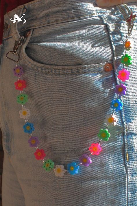 ✧･ﾟ:* Decorative jeans chain of daisy flowers made by Hama. This article is done by hand, resistant, suitable for every type of pants, and very unique! Pant Decoration Ideas, Perler Bead Jean Chain, Pants Decoration Diy, Diy Pants Chain, Diy Jean Chain, Jeans With Beads, Beaded Pants Chain, Diy Chain Jeans, Chains For Jeans