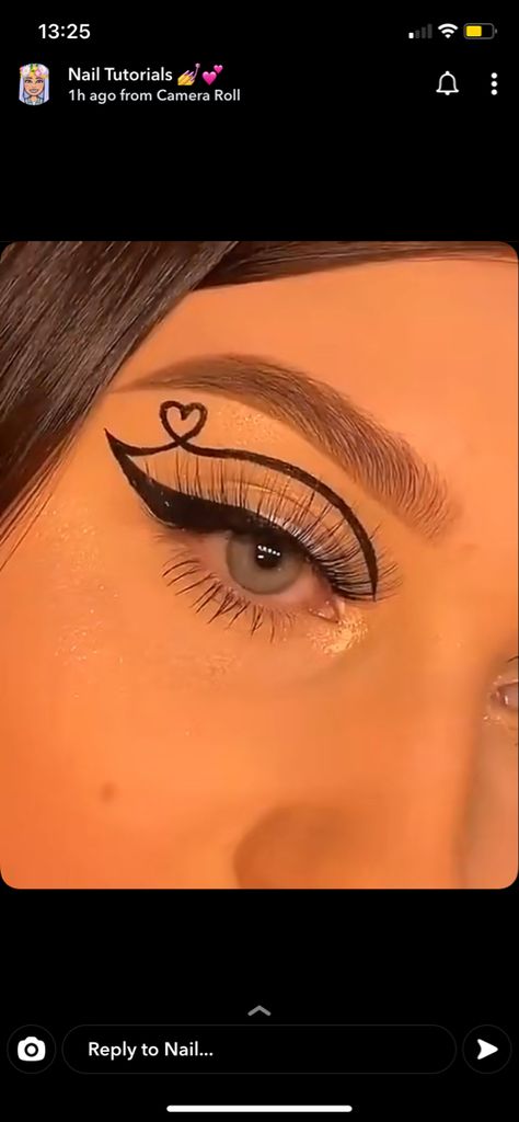 Cute Heart Eyeliner, Simple Eyeliner Halloween Makeup, Eyeliner Types Of Eyes, Heart Shaped Eyeliner, Cool Simple Eyeliner, Eye Heart Makeup, Cute Makeup Looks Eyeliner, Heart Liner Makeup, Eyeliner With Heart