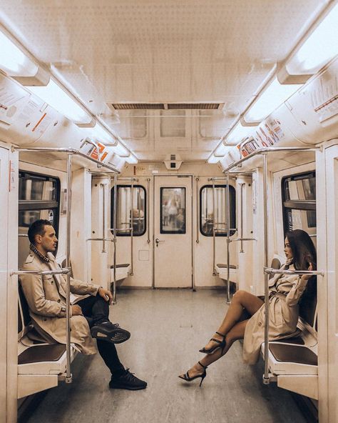 Urban Photography Portrait, Couples City, Subway Car, Photoshoot London, London Photoshoot, Shooting Couple, Nyc Photoshoot, Instagram Couples, Pre Wedding Shoot Ideas