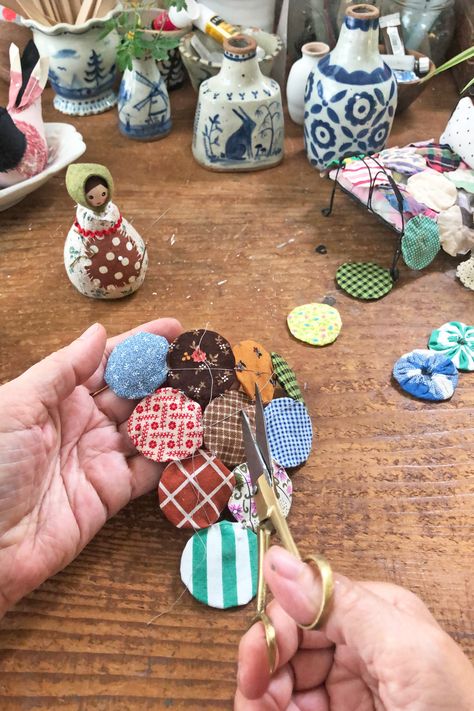 make this very scrappy and super crafty bunting – ann wood handmade Ann Wood Handmade, Bunting Ideas, Julie Arkell, Ann Wood, Mini Bunting, Craft Craft, Wood Scraps, Yo-yos, Fabric Craft