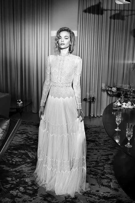 Film Noir in White: Lihi Hod Wedding Dresses 2015 see more at http://www.wantthatwedding.co.uk/2015/03/23/lihi-hod-wedding-dresses-2015/ Wedding Dress Film, Bride Images, Lihi Hod Wedding Dress, Lihi Hod, 2015 Wedding Dresses, Vestidos Vintage, Long Sleeve Wedding, Wedding Dress Sleeves, White Bridal