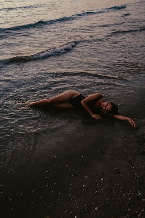 See Photography Ideas, Wet Hair Beach Photoshoot, Sunset Sea Photoshoot, Dusk Beach Photoshoot, Photoshoot In Water Ideas, Tide Pool Photoshoot, Beach Sunset Shoot, Ocean Photography People, Woman Sea Photography