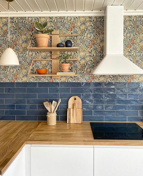 Golden Lily Wallpaper, William Morris Interior, Master Bath Renovation, Bungalow Kitchen, William Morris Wallpaper, Lily Wallpaper, Rainy Sunday, Wallpaper Modern, Kitchen Wallpaper