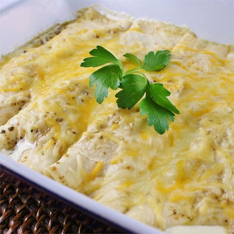 Enchiladas Suizas Enchilada Suiza, Suizas Enchiladas, Enchiladas Suizas Recipe, Enchiladas Mexicanas, Easy Comfort Food Dinners, Enchiladas Suizas, Recipes Using Rotisserie Chicken, Frijoles Refritos, Chile Peppers