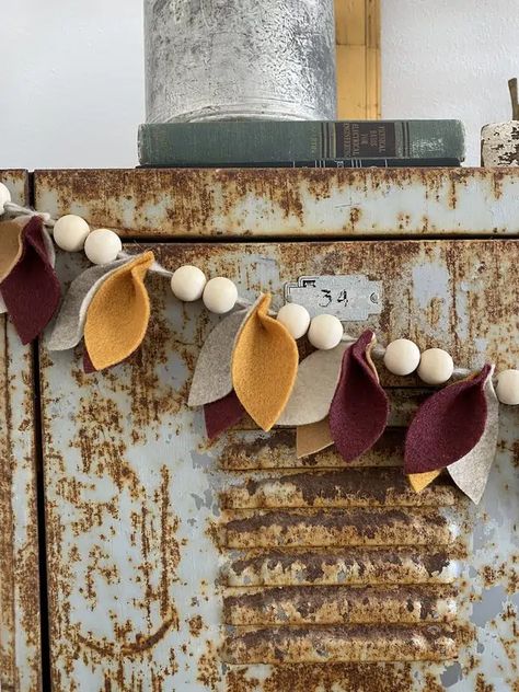 Homemade Fall Garland, Cozy Fall Decor Diy, Thanksgiving Garland Diy, Fall Felt Garland, Felt Pumpkin Garland, Fall Garland Diy, Diy Autumn Decor, Felt Leaf Garland, Felt Garlands